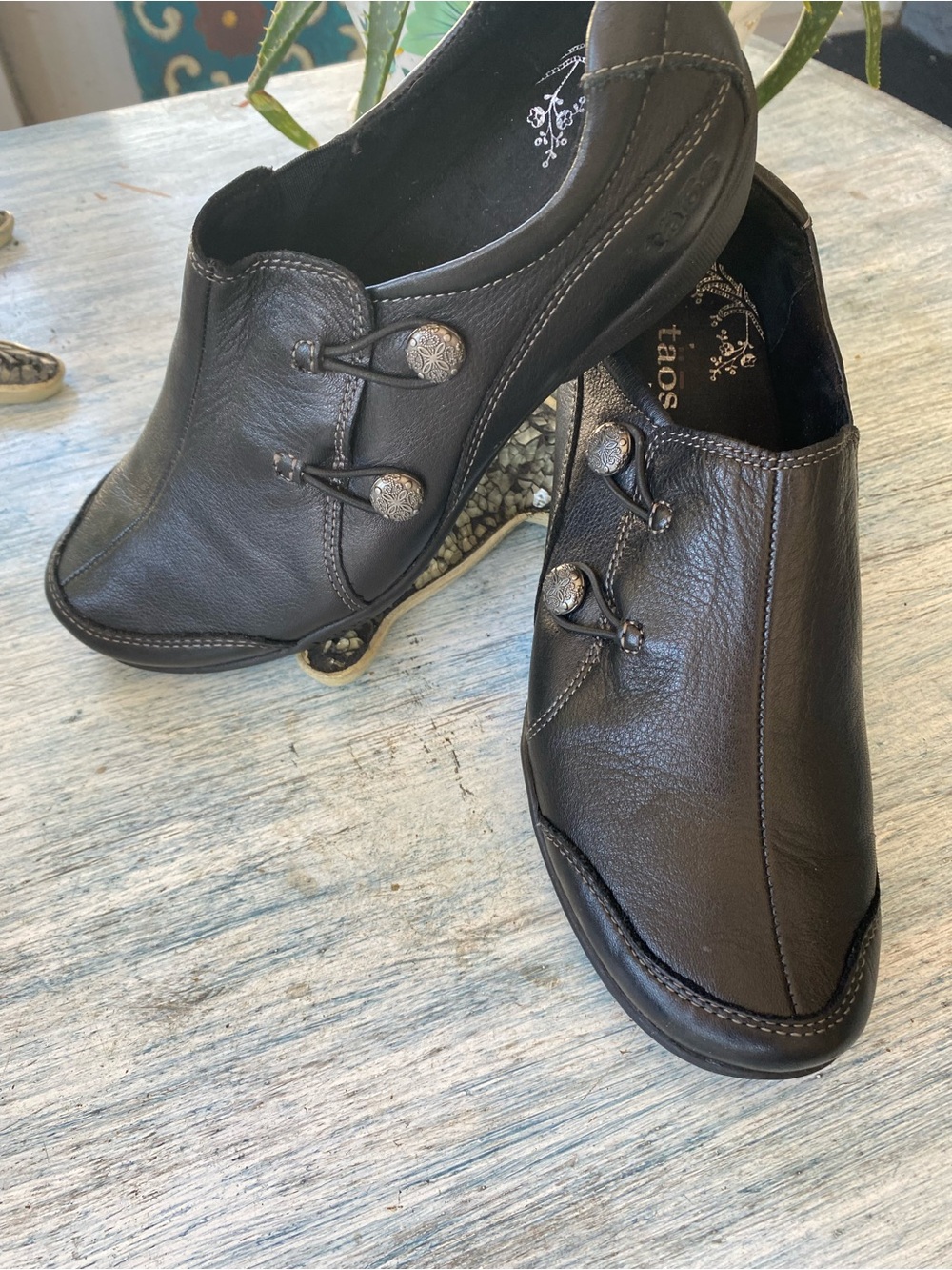 Taos Footwear Women's Encore Flat Black Leather Metal Buttons 7.5